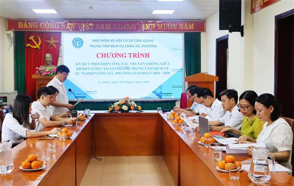 Bảo hiểm xã hội cơ sở Cẩm Giàng ký kết chương trình phối hợp truyền thông với các địa phương