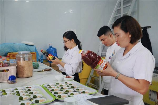 Phường Tứ Minh tăng cường kiểm tra các cơ sở kinh doanh dịch vụ ăn uống trong tháng hành động vì an toàn thực phẩm năm 2026
