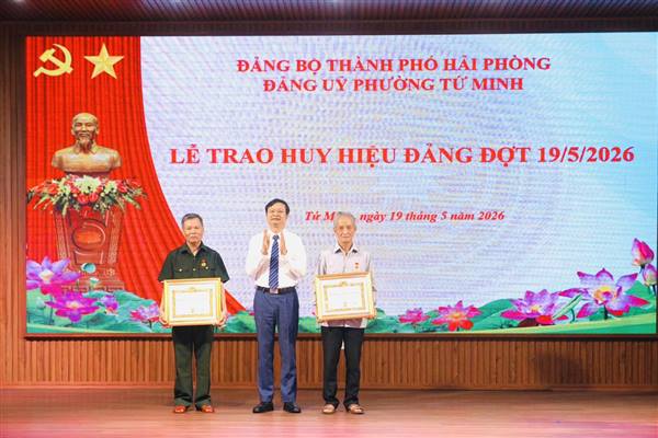 Đảng ủy phường Tứ Minh trang trọng tổ chức lễ trao huy hiệu Đảng đợt 19/5