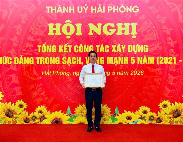 Thầy giáo Vũ Quốc Huy- Phó Hiệu trưởng trường TH Tứ Minh vinh dự nhận bằng khen của Ban chấp hành Đảng bộ thành phố Hải Phòng