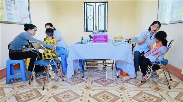 Trạm y tế phường Tứ Minh hoàn thành kế hoạch tiêm bù vắc xin cho trẻ mầm non và học sinh lớp 1 năm học 2025-2026