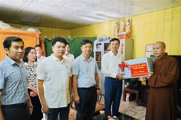 Các đồng chí lãnh đạo ĐU-HĐND- UBND- UBMTTQ  phường Tứ Minh thăm, tặng quà các cơ sở phật giáo nhân dịp đại lễ Phật Đản PL.2570 - DL.2026