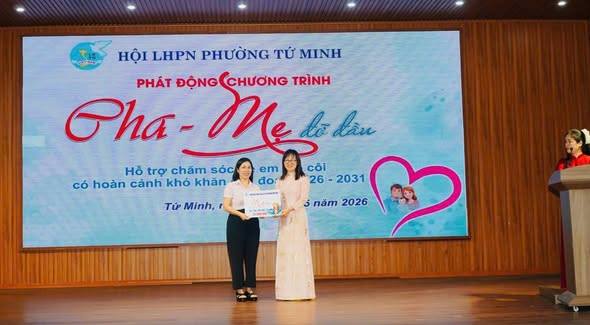 Phòng giao dịch ngân hàng CSXH Cẩm Giàng hưởng ứng chương trình "cha - mẹ đỡ đầu" hỗ trợ trẻ em mồ côi, có hoàn cảnh khó khăn