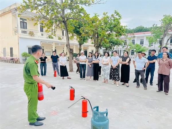 Công an thành phố Hải Phòng tổ chức tập huấn phòng cháy, chữa cháy và cứu nạn, cứu hộ cho cán bộ, giáo viên trường TH Tứ Minh