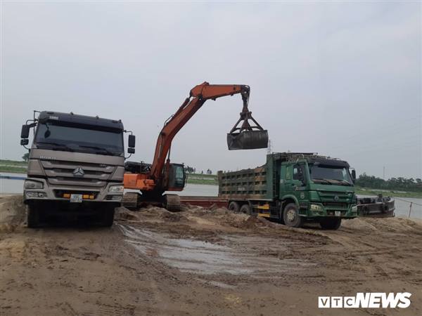 Tăng cường quản lý hoạt động bến bãi tập kết vật liệu ngoài đê và tình trạng xe cơ giới vượt trọng tải cho phép đi trên đê