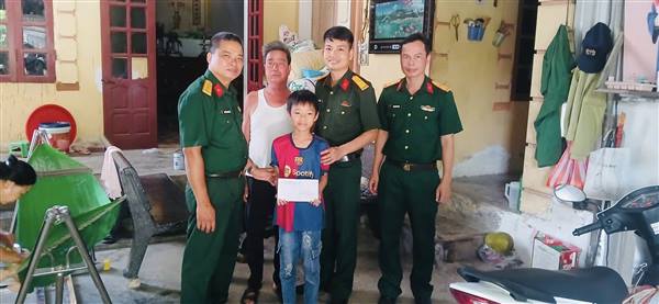 Ban CHQS phường Tứ Minh trao quà cho con đỡ đầu có hoàn cảnh khó khăn nhân ngày Quốc tế thiếu nhi 1-6