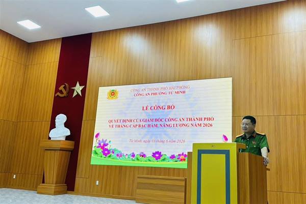 Công an phường Tứ Minh công bố quyết định thăng cấp bậc hàm, nâng bậc lương cho cán bộ, chiến sĩ