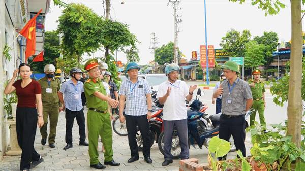Đồng chí Lê Văn Trung – Chủ tịch UBND phường Tứ Minh trực tiếp chỉ đạo xử lý vi phạm trật tự đô thị trên địa bàn phường