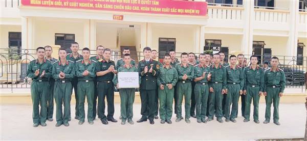 Ban chỉ huy quân sự phường Tứ Minh thăm, động viên chiến sỹ mới tại Lễ tuyên thệ chiến sĩ mới năm 2026