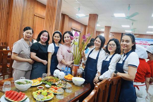 Hội LHPN phường Tứ Minh tổ chức Hội thi mâm cơm dinh dưỡng và trao quà cho trẻ em mồ côi được đỡ đầu
