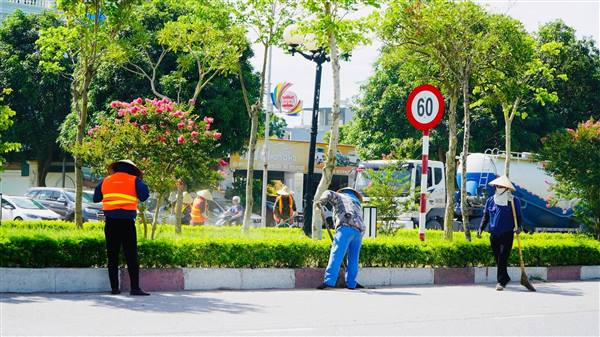 Giữa cái nắng ngoài trời hơn 40°C, ai đang âm thầm góp phần làm nên vẻ đẹp của Tứ Minh?