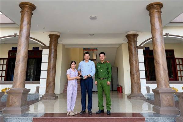 Gương người tốt việc tốt: Công an phường Tứ Minh hỗ trợ Nhân dân trả lại tài sản cho người đánh rơi