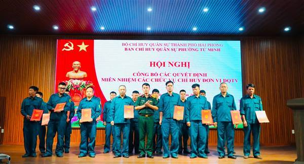 Ban CHQS phường Tứ Minh công bố các quyết định  về công tác cán bộ