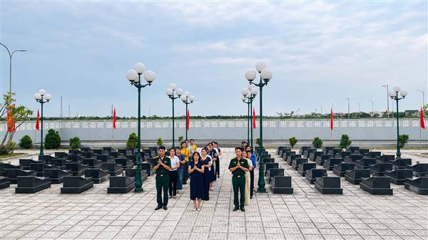 Trường mầm non Cẩm Đoài và Ban chỉ huy Quân sự phường tổ chức hoạt động tri ân nhân kỷ niệm 79 năm ngày Thương binh-Liệt sĩ