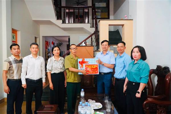Trọn nghĩa tri ân- Lãnh đạo phường Tứ Minh, thăm thặng quà các gia đình chính sách, người có công