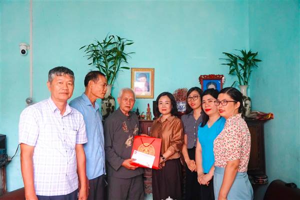 PHƯỜNG TỨ MINH PHỐI HỢP VỚI DOANH NGHIỆP TRAO QUÀ TRI ÂN NGƯỜI CÓ CÔNG VỚI CÁCH MẠNG