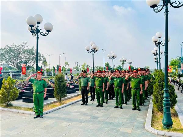 Công an phường Tứ Minh dâng hương tưởng niệm các Anh hùng Liệt sĩ nhân kỷ niệm 79 năm ngày Thương binh- Liệt sĩ