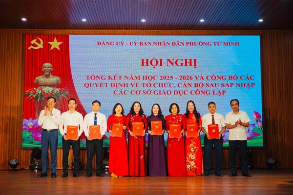 TỨ MINH TỔNG KẾT NĂM HỌC 2025-2026 VÀ CÔNG BỐ CÁC QUYẾT ĐỊNH VỀ TỔ CHỨC, CÁN BỘ CỦA CÁC CƠ SỞ GIÁO DỤC SAU SÁP NHẬP