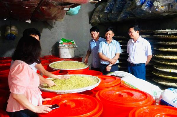 Đồng chí Bí thư Đảng ủy phường thăm mô hình sản xuất tương thủ công tại Tổ dân phố Kim Xá