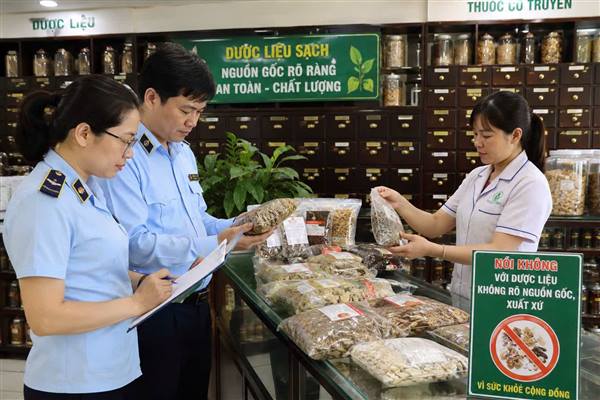 Tứ Minh tăng cường quản lý hoạt động kinh doanh dược liệu, thuốc cổ truyền