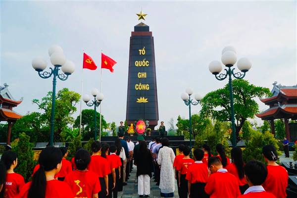 Phường Tứ Minh dâng hương tưởng niệm các Anh hùng Liệt sỹ nhân kỷ niệm 81 năm cách mạng Tháng Tám và Quốc khánh 2/9