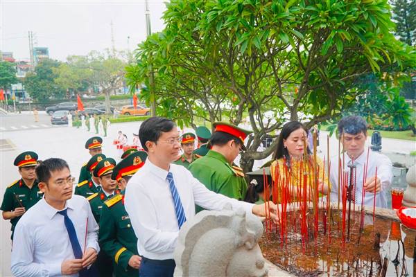 Các đồng chí lãnh đạo phường Tứ Minh dự Lễ dâng hương tại Đài tưởng niệm các anh hùng, Liệt sĩ Hải Dương( Hồng Quang)