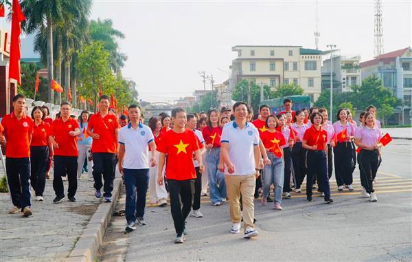 Phường Tứ Minh hưởng ứng chương trình đi bộ " cùng Việt Nam tiến bước"