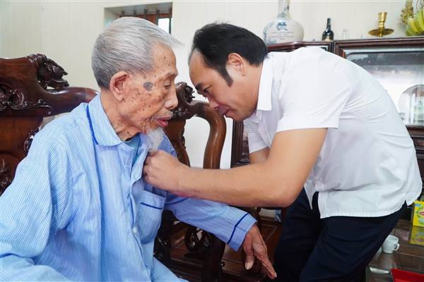 Phường Tứ Minh trao huy hiệu Đảng tại nhà riêng cho 2 Đảng viên lão thành