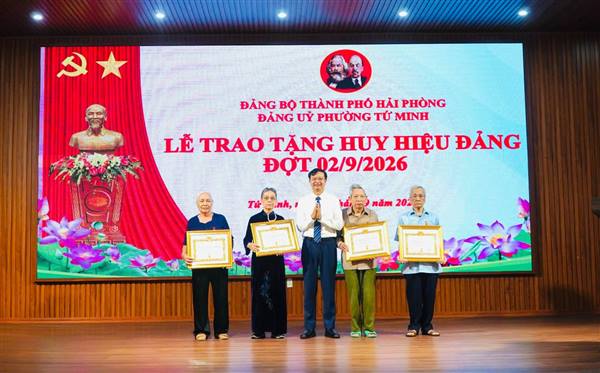 Tứ Minh: 118 Đảng viên vinh dự nhận huy hiệu Đảng