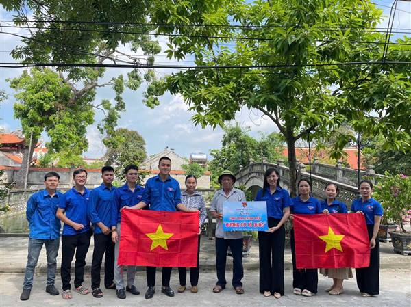 TRAO TẶNG CÔNG TRÌNH THANH NIÊN "ĐƯỜNG CỜ TỔ QUỐC"