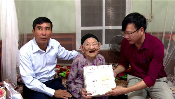 Lãnh đạo xã Tuệ Tĩnh thăm, tặng quà Mẹ Việt Nam Anh hùng 