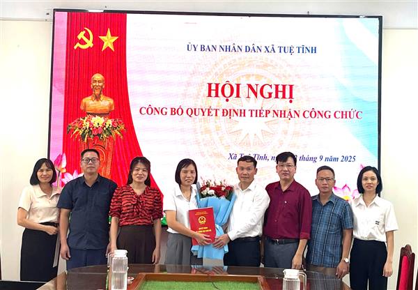 Công bố quyết định tiếp nhận và điều động cán bộ công chức