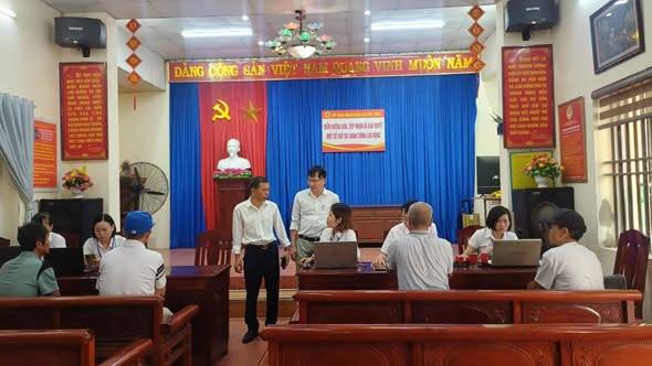 Tổ chức hướng dẫn, tiếp nhận và giải quyết thủ tục hành chính tại Nhà văn hóa thôn Hoàng Gia