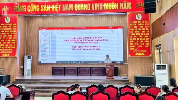 XÃ TUỆ TĨNH TẬP HUẤN ỨNG DỤNG TRÍ TUỆ NHÂN TẠO (AI), NÂNG CAO NGHIỆP VỤ VĂN THƯ, LƯU TRỮ VÀ QUẢN LÝ VĂN BẢN ĐIỆN TỬ
