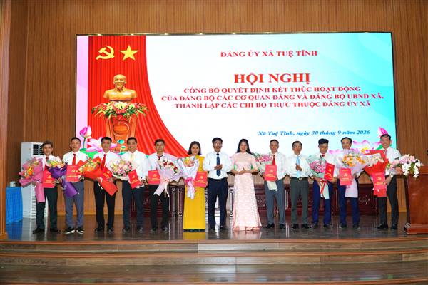 Xã Tuệ Tĩnh công bố các quyết định về sắp xếp, kiện toàn tổ chức Đảng