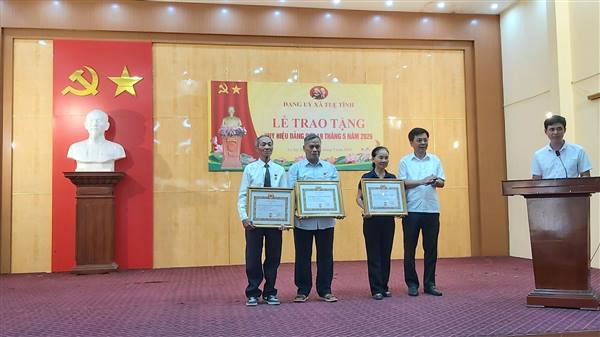 Lễ trao tặng, truy tặng Huy hiệu Đảng đợt 19/5/2026

