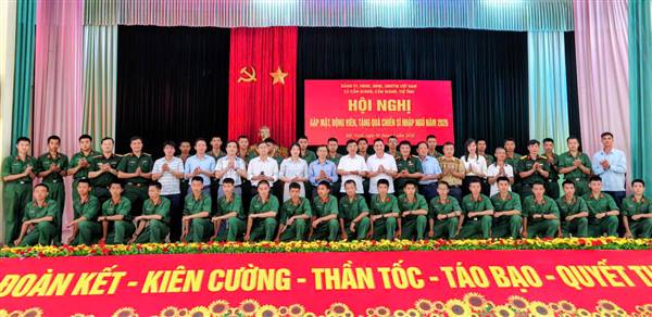 Xã Tuệ Tĩnh thăm, tặng quà chiến sĩ mới tại Tiểu đoàn 5, Trung đoàn 95
