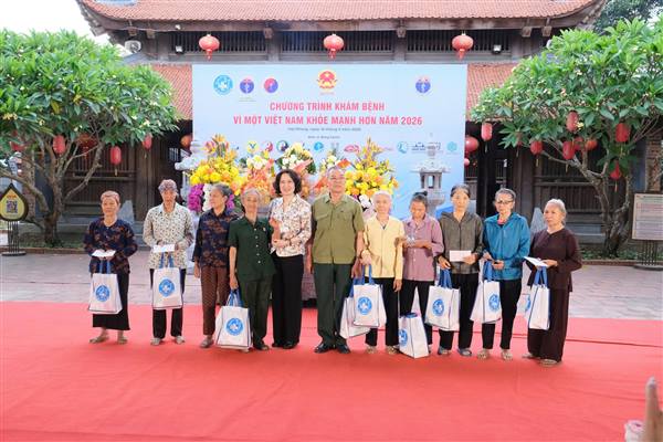 Bộ trưởng Y tế dự Chương trình khám bệnh 'Vì một Việt Nam khỏe mạnh hơn' tại đền Bia