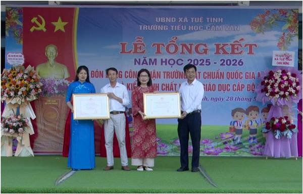 Trường Tiểu học Cẩm Văn đón Bằng công nhận Trường đạt chuẩn Quốc gia mức độ 2, Kiểm định chất lượng giáo dục cấp độ 3.

