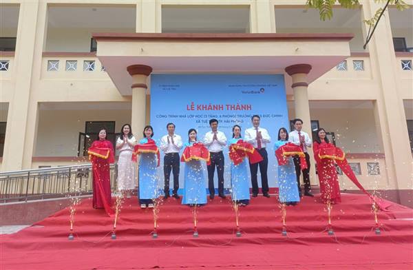 Trường THCS Đức Chính tổng kết năm học và nhận bàn giao 6 phòng học mới

