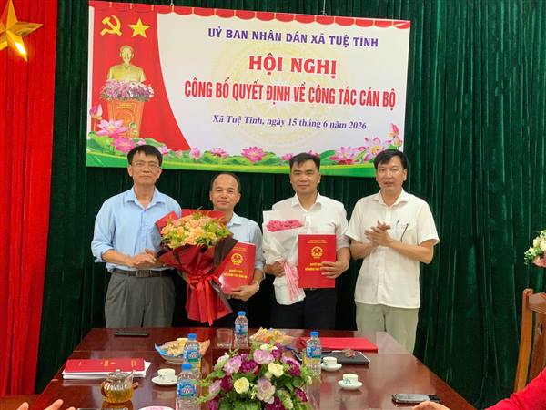 XÃ TUỆ TĨNH CÔNG BỐ QUYẾT ĐỊNH BỔ NHIỆM GIÁM ĐỐC VÀ PHÓ GIÁM ĐỐC TRẠM Y TẾ XÃ