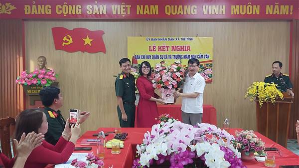 Lễ kết nghĩa giữa Ban CHQS xã Tuệ Tĩnh và Trường Mầm non Cẩm Văn