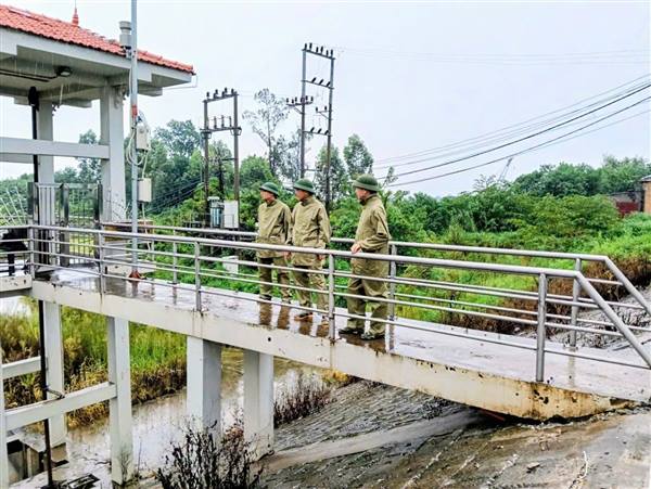 LÃNH ĐẠO XÃ TUỆ TĨNH TĂNG CƯỜNG KIỂM TRA, LÃNH ĐẠO CHỈ ĐẠO ỨNG PHÓ VỚI MƯA, BÃO.