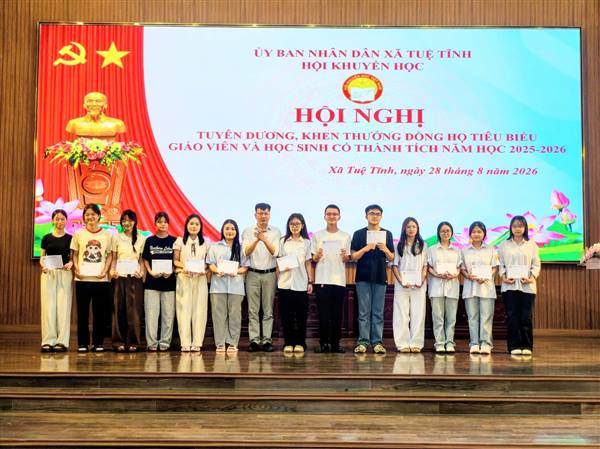 Tuyên dương, khen thưởng giáo viên, học sinh tiêu biểu và các dòng họ làm tốt công tác khuyến học, khuyến tài