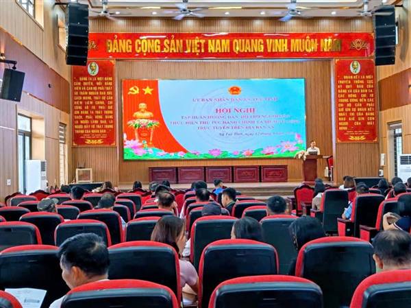 TẬP HUẤN HƯỚNG DẪN, HỖ TRỢ NGƯỜI DÂN THỰC HIỆN THỦ TỤC HÀNH CHÍNH VÀ DỊCH VỤ CÔNG TRỰC TUYẾN.