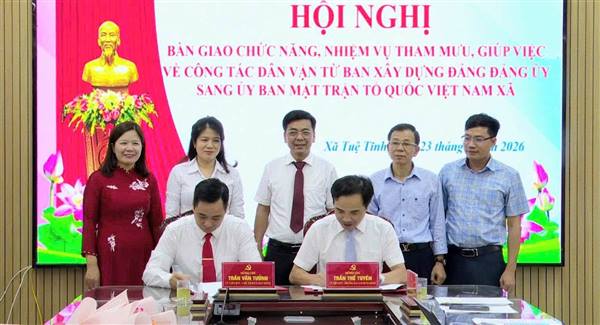 ĐẢNG ỦY XÃ TUỆ TĨNH BÀN GIAO CHỨC NĂNG, NHIỆM VỤ THAM MƯU CÔNG TÁC DÂN VẬN TỪ BAN XÂY DỰNG ĐẢNG ĐẢNG ỦY SANG ỦY BAN MTTQ VIỆT NAM XÃ