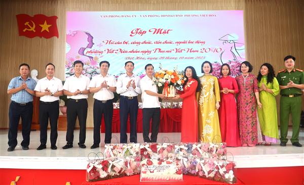 Văn phòng Đảng ủy, HĐND và UBND phường Việt Hòa tổ chức gặp mặt nhân ngày Phụ nữ Việt Nam 20/10