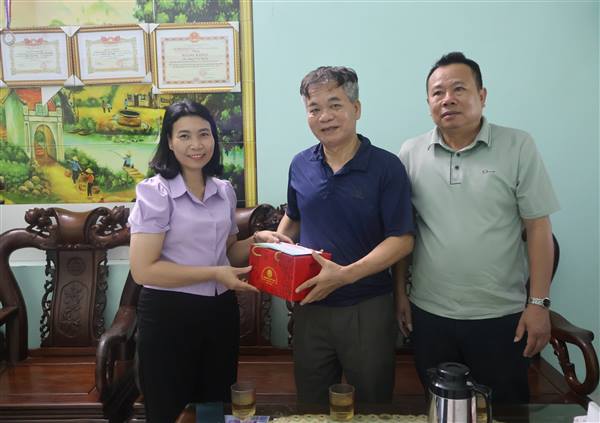 Hội nông dân phường Việt Hòa tặng quà cho các đồng chí nguyên Chủ tịch hội nông dân phường