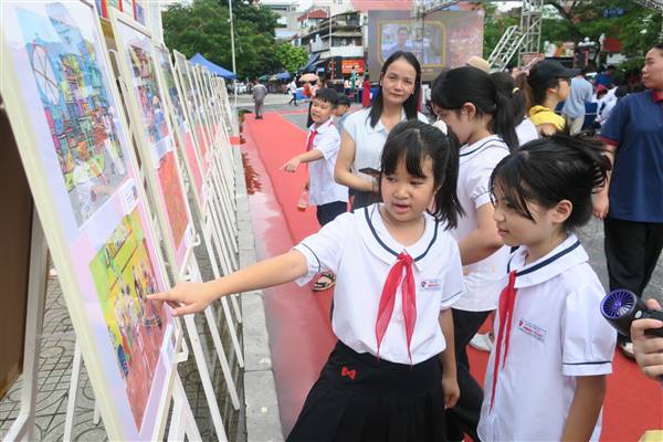 Hàng nghìn lượt khách tham quan Triển lãm Tranh Thiếu nhi Toàn quốc năm 2025
