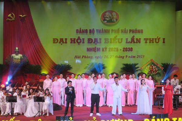 Tổng duyệt Chương trình nghệ thuật chào mừng Đại hội Đại biểu Đảng bộ thành phố lần thứ I, nhiệm kỳ 2025 – 2030